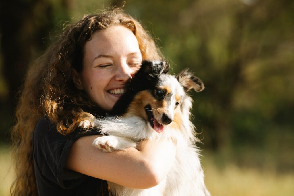 Une personne caressant son chien